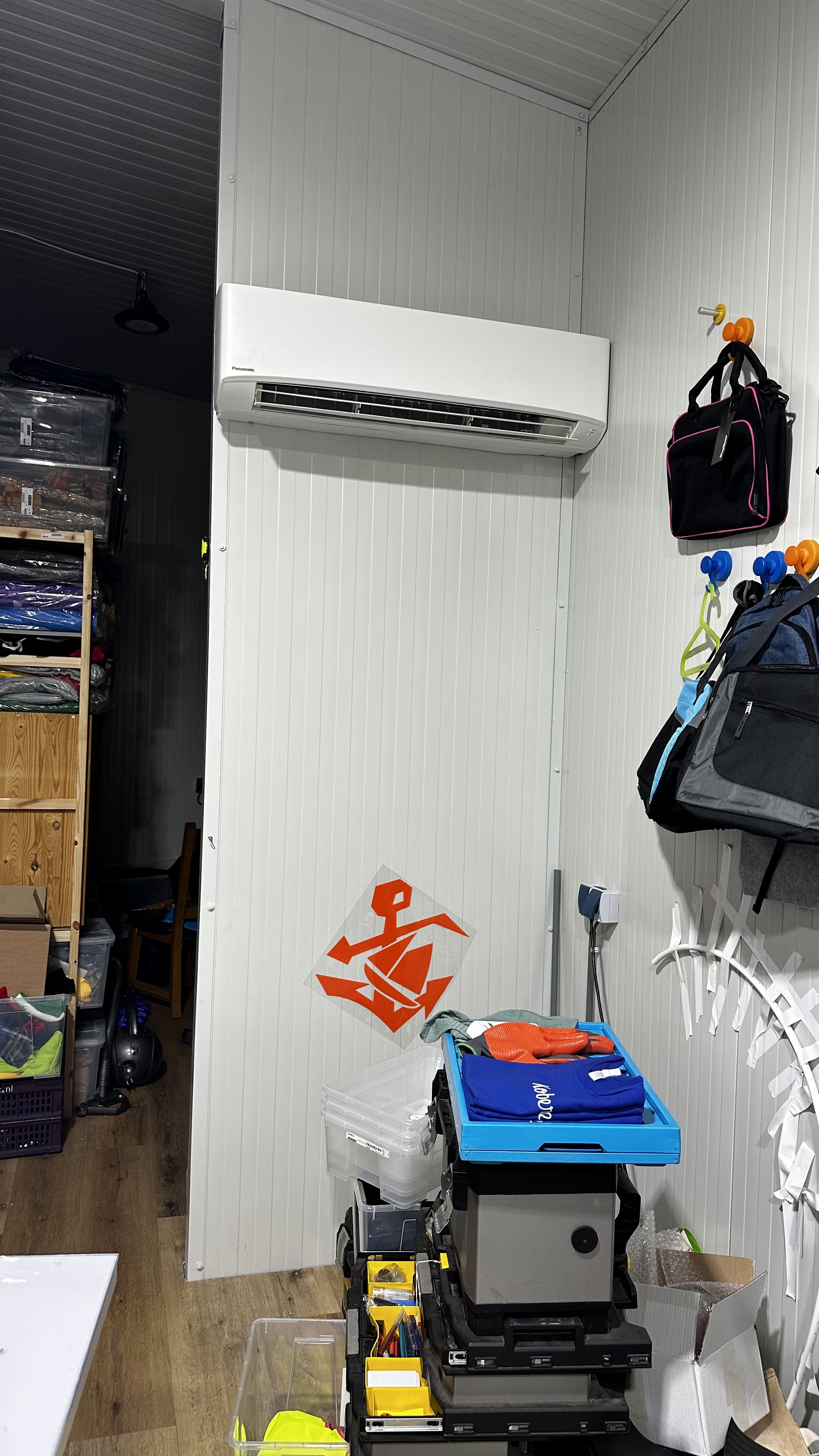 Binnenunit aan de wand van een schuur met werkplaats